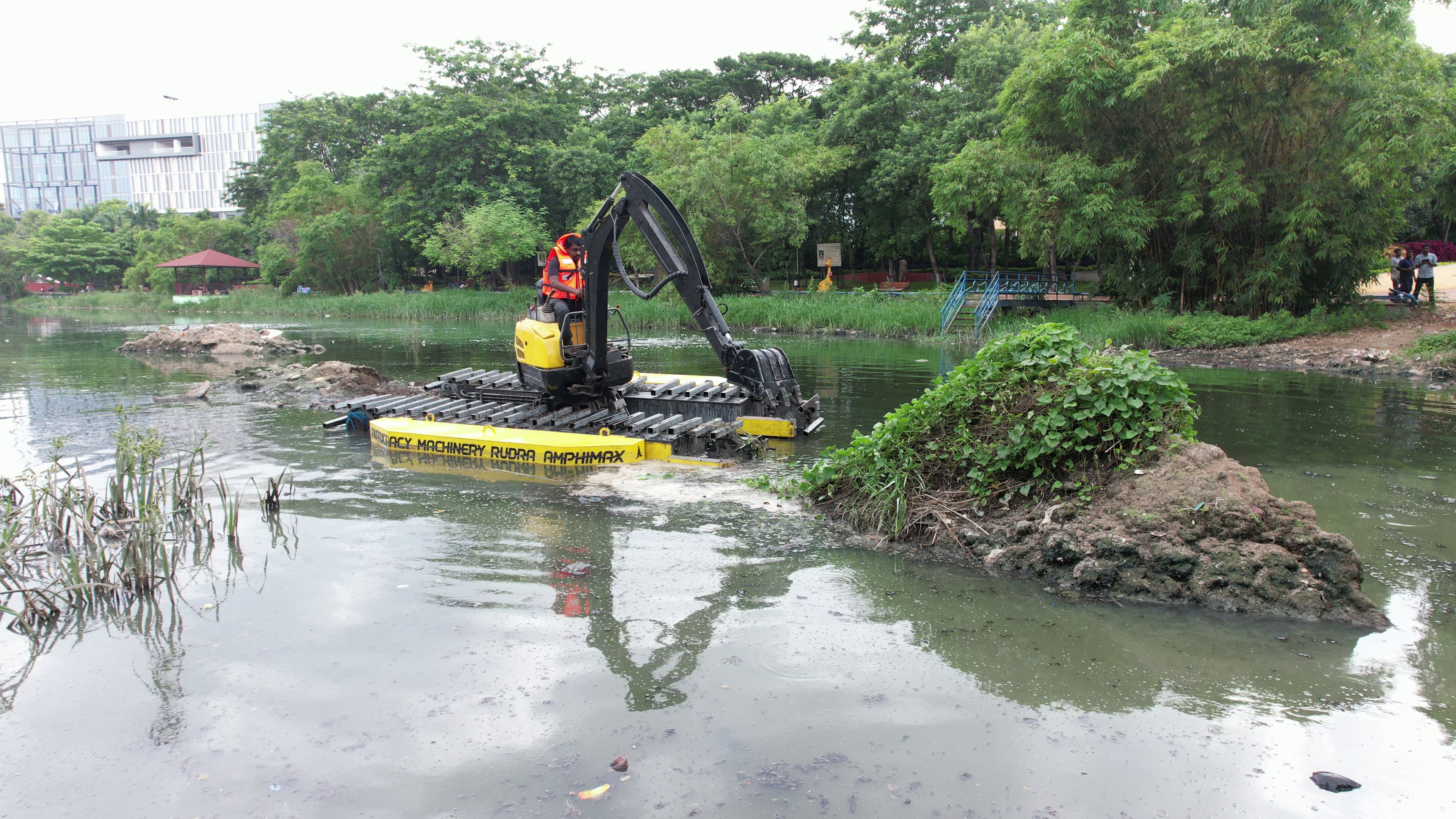 Amphibious Excavator Articles, News