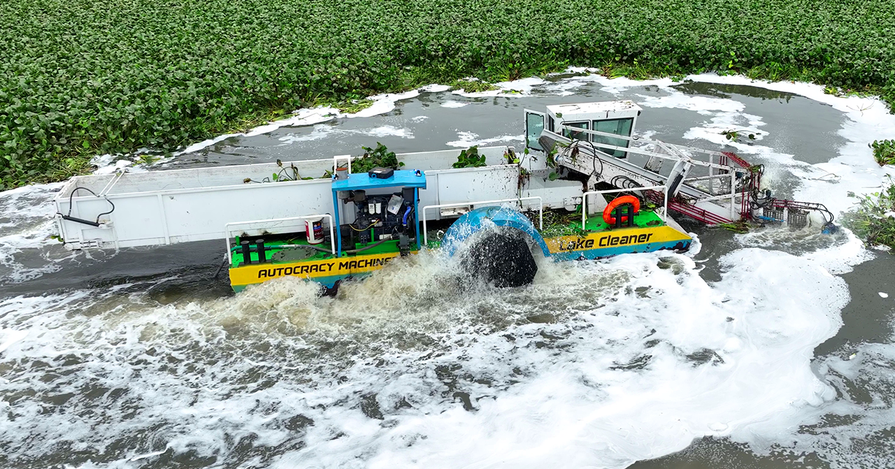 Weed harvesting machine designed for efficient removal of aquatic weeds, floating trash improving water quality and supporting ecosystem restoration.